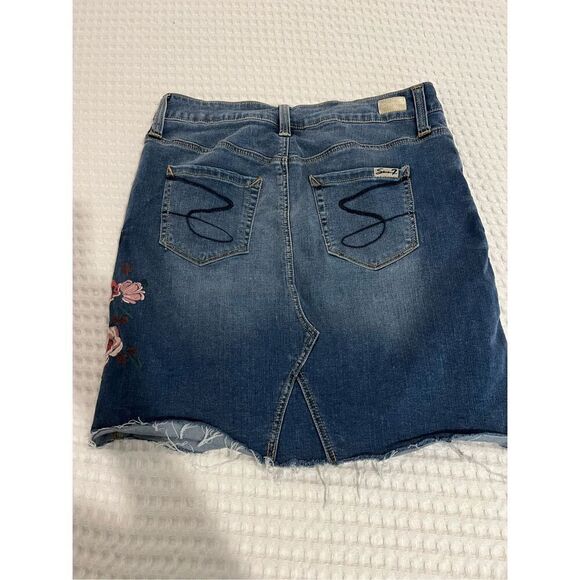 Seven7 Jean Skirt with embroidered flowers size 10 - Picture 7 of 10